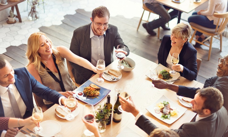 Business People Party Cheers Enjoying Food Concept Noleggio riscaldatori elettrici d’emergenza per un ristorante