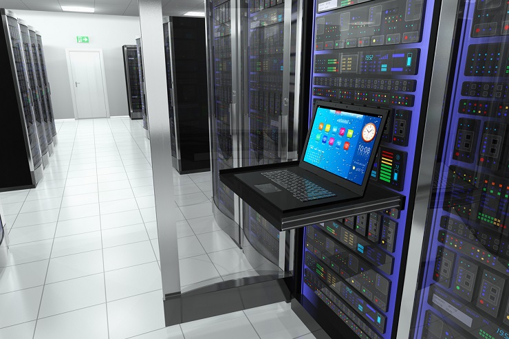 Laptop computer terminal in industrial server room Noleggio riscaldatori per le prove di carico termico di una sala server