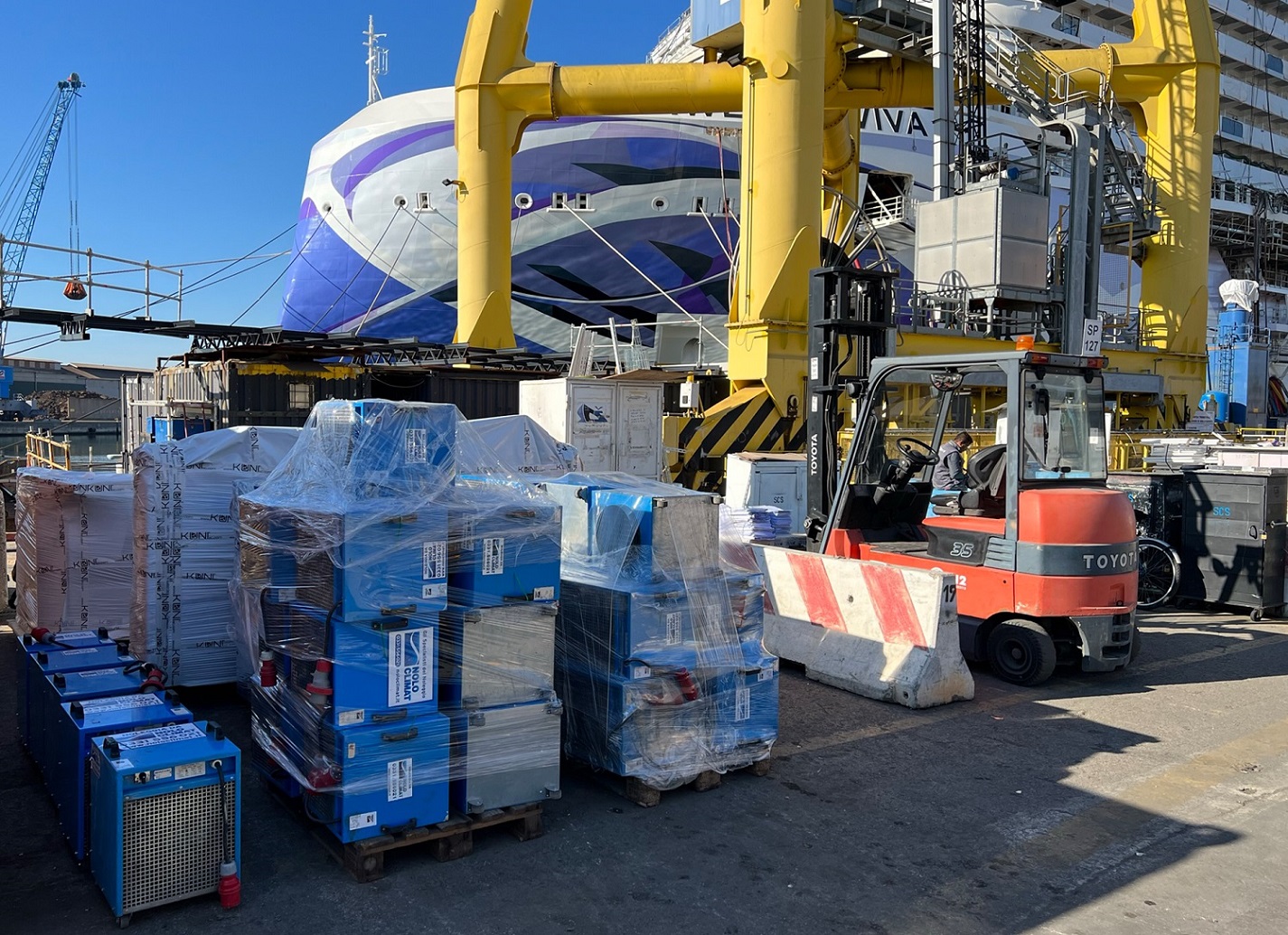 Cinquanta riscaldatori Nolo Climat assistono nella costruzione di una nave da crociera