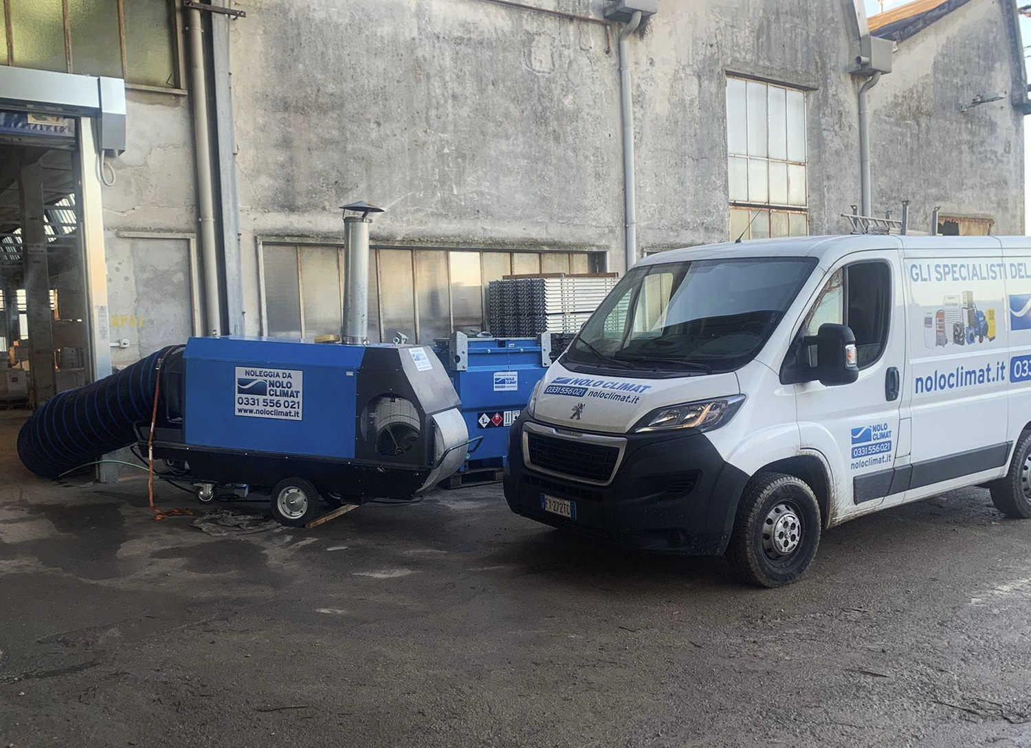 Riscaldatori a gasolio assistono nel riscaldamento di uno stabilimento industriale