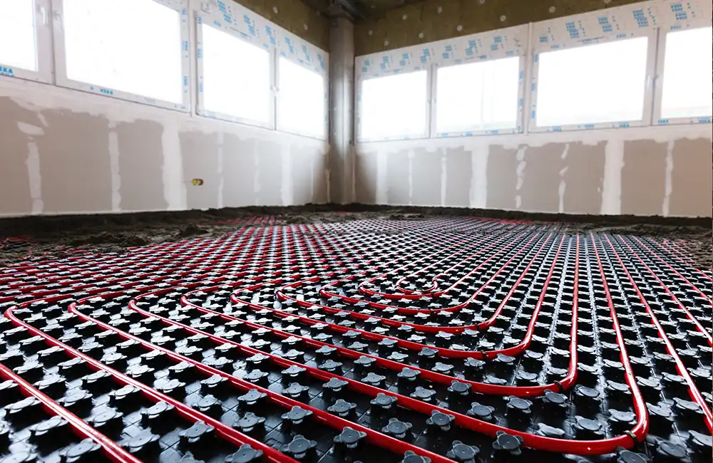 Tubazioni dell'impianto di riscaldamento a pavimento pronte per la copertura con il massetto secondo la normativa UNI1264.