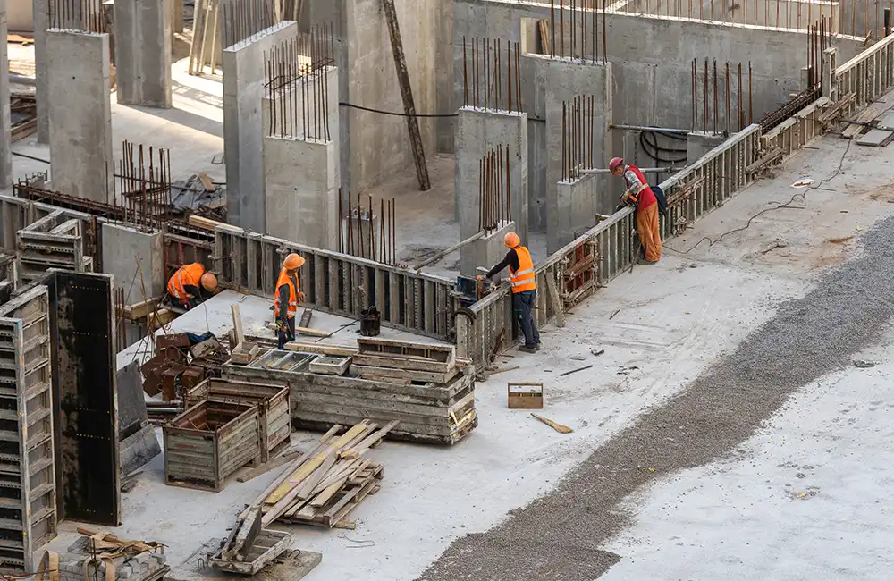 Tecnico specializzato imposta la curva di temperatura sulla caldaia per l'asciugatura controllata e graduale del massetto.