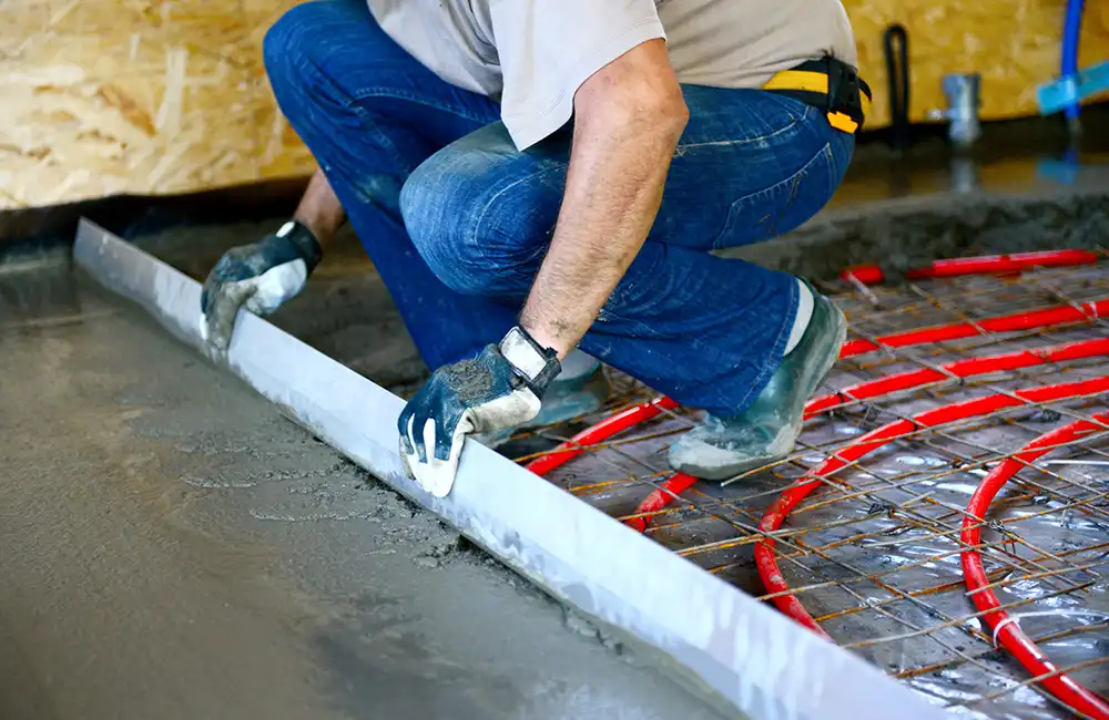 Dettaglio di un massetto in cemento danneggiato con crepe superficiali causate da una maturazione errata senza shock termico.